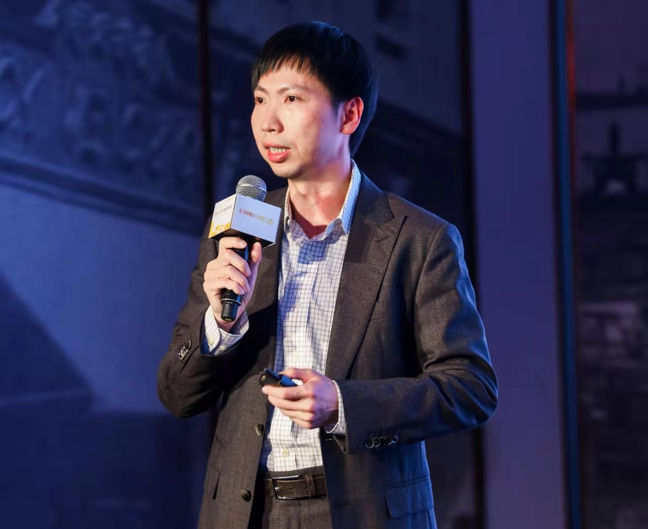 杨周龙